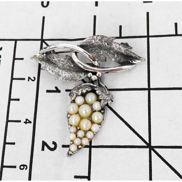 Vintage Tortolani Grape Brooch Silver Tone Faux Pearl Signed - Picture 12 of 12